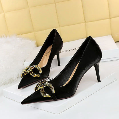 Sapatos Rasos de Bico Fino com Fivela Grande de Metal