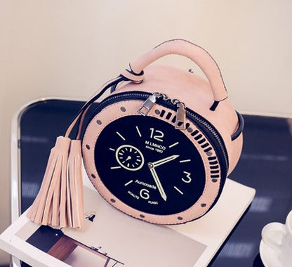 Bolsa de ombro redonda com pendentes