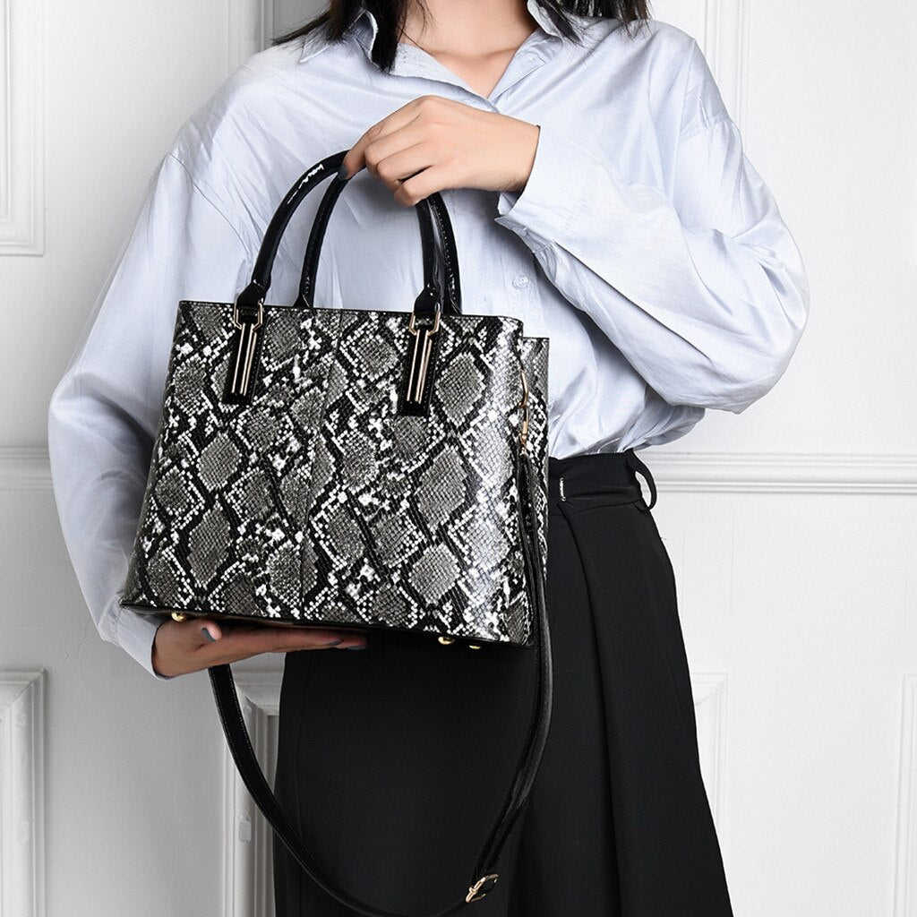 Bolsa Feminina com Estampa de Cobra, de Ombro e Transversal