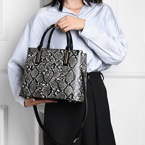 Bolsa Feminina com Estampa de Cobra, de Ombro e Transversal
