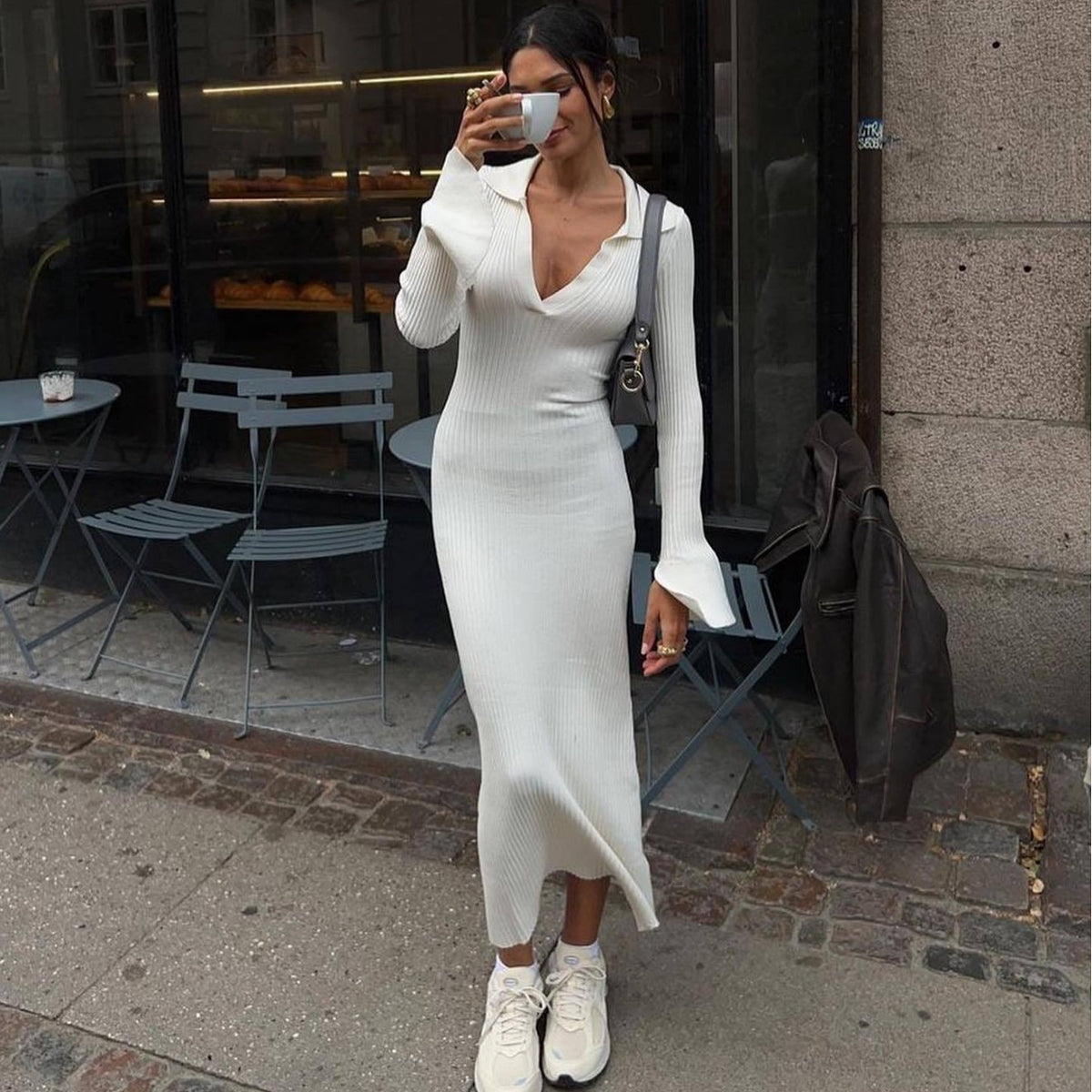Vestido Feminino Tricotado com Decote V Profundo