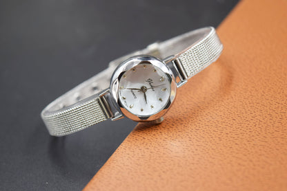 Relógio  de Quartzo Coreano com Pulseira de Malha Fina