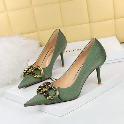 Sapatos Rasos de Bico Fino com Fivela Grande de Metal