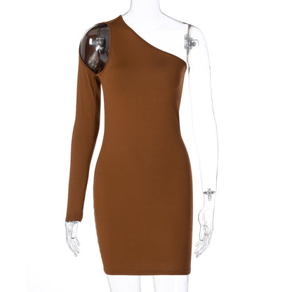 Vestido justo de um ombro só, super na moda, para o outono de 2026