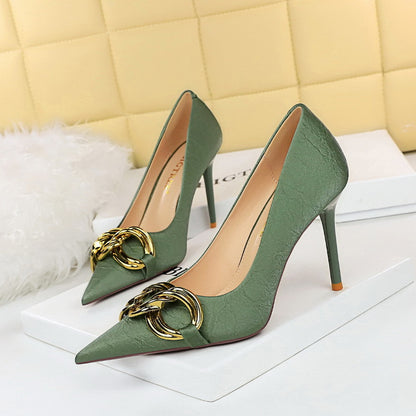 Sapatos Rasos de Bico Fino com Fivela Grande de Metal
